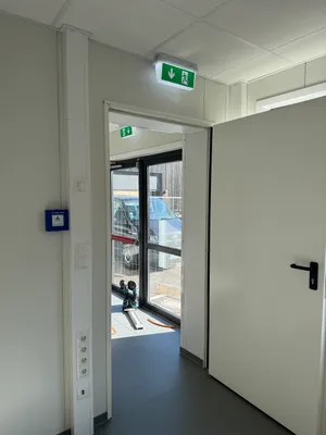 Elektroinstallation für Fluchtwegbeschilderung