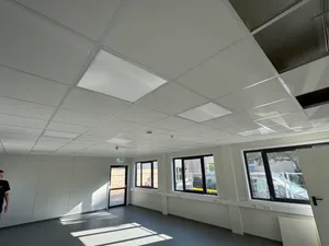 Installierte Deckenbeleuchtung mit Tageslichtsteuerung