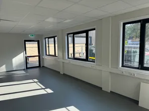 Elektroinstallation im Brüstungskanal