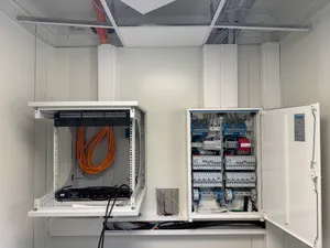 Netzwerkschrank und Elektrounterverteilung