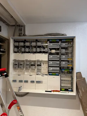 Zählerschrank neu, geöffnet, im Prozess