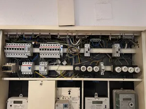 Geöffneter Zählerschrank, vorher